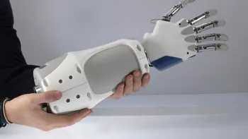 Prima mână bionică dotată cu simț tactil va fi o salvare pentru mulți oameni