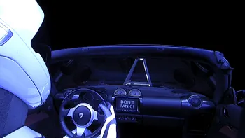 Mașina Tesla trimisă de Elon Musk în spațiu a făcut mai mulți kilometri decât au drumurile pe Pământ