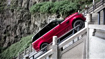 Un Range Rover Sport urcă sute de trepte într-o reclamă spectaculoasă