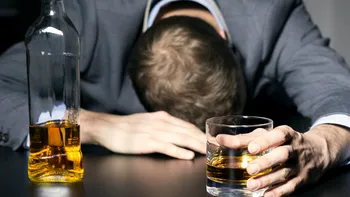 Toate riscurile la care te expui când bei alcool, indiferent cât de rar