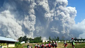 Imagini cu erupția vulcanului din Indonezia, care a transformat ziua în noapte