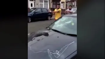De ce au distrus niște români din Londra o mașină cu toporul și bormașina