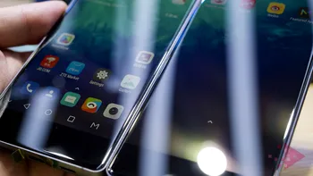 ZTE pregătește un telefon pliabil și unul cu ecran pe ambele părți