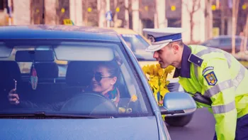 Poliția îi învață pe șoferi să se apere de hoți, dar e mai ciudat decât pare