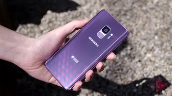 Samsung Galaxy S10 Plus: spatele telefonului îți oferă un material special
