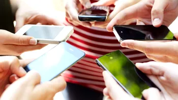 Moldovenii au ajuns să aibă mai multe telefoane decât are țara locuitori