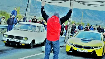 Dacia vs. BMW: cursa spectaculoasă între o Dacia 1300 și un BMW i8