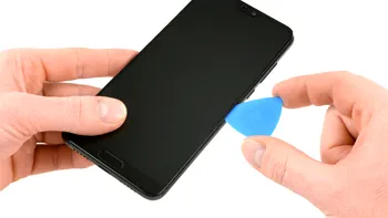 Aceste pahare făcute din ecrane de telefon sunt o idee bună de reciclare