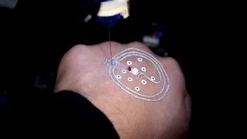 Imprimanta 3D ieftină care îți printează un gadget direct pe mână