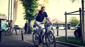 Iohannis a promulgat legea care te vizează direct dacă mergi cu bicicleta