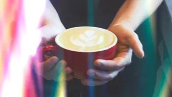 La ce riscuri te supui dacă îți bei cafeaua prea fierbinte