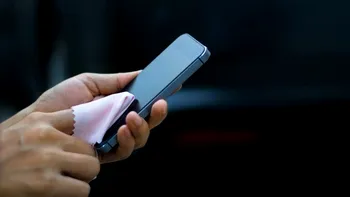 Cum să îți cureți eficient telefonul indiferent că are Android sau iOS