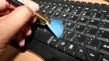 Tastatura e mai murdară decât toaleta. Cât de des trebuie să o cureți