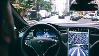 De ce a intrat o mașină Tesla într-un echipaj de poliție