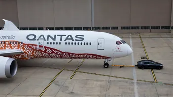 Cum a reușit o mașină Tesla să tracteze un avion imens
