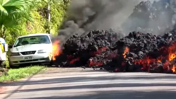 VIDEO Momentul în care o mașină este înghițită de lavă în Hawaii