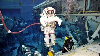 De ce petrec astronauții ore întregi în piscine înainte să meargă în spațiu