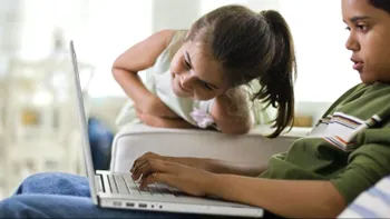 La ce se (mai) uită copilul tău când stă pe internet