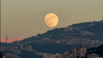 De ce Luna pare mereu mai mare când este la orizont