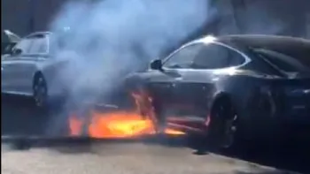 O nouă Tesla care a luat foc din senin îți schimbă părerea despre americani