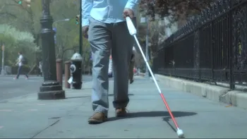 Bastonul revoluționar pentru nevăzători îi ghidează excelent prin oraș