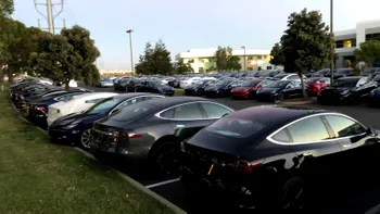 Tesla Model 3 a „învățat” să vină după tine prin parcare