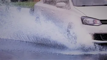 Cum trebuie să conduci în siguranță pe timp de ploaie și ce e acvaplanarea