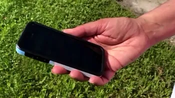 Un iPhone a căzut din avion: cum l-au găsit după