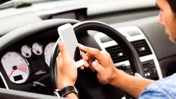 Indicatoarele rutiere care știu când stai pe telefon la volan