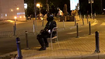 Poza virală cu jandarmul pe scaun a dat cele mai bune glume după protest