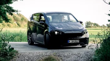 Mașina electrică ”blindată” cu panouri solare se încarcă mergând