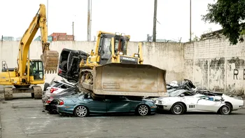 Țara care trece cu buldozerul peste mașinile aduse ilegal