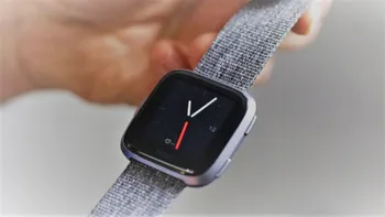 Fitbit vinde din ce în ce mai multe ceasuri inteligente, dar tot pierde bani