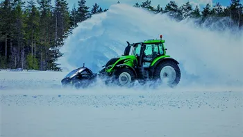 Tractorul autonom care a deszăpezit o șosea cu o viteză record