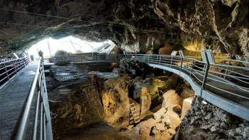 Cea mai veche structură construită de om se ascunde în umbra acestei peșteri