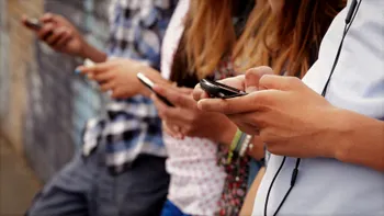 Cât de des folosesc adolescenții rețele sociale, chiar dacă nu le face bine