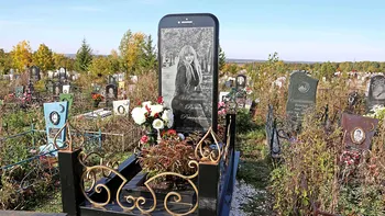 Femeia care a iubit iPhone atât de mult cât să-și facă piatra funerară la fel