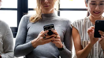 De ce adolescenții preferă să vorbească online decât față în față