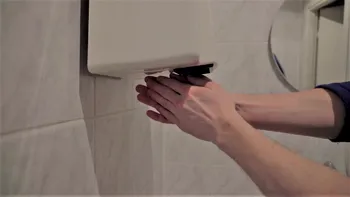 Uscătoarele de mâini sunt ”ajutorul” de care n-ar trebui să te mai atingi