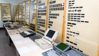 Românul care salvează calculatoarele de la uitare și le face piese de muzeu
