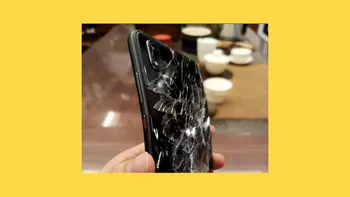 Telefonul Huawei care a picat de la etajul 21 s-a făcut pulbere, dar încă pornește
