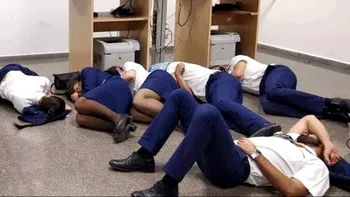 Ryanair i-a dat afară pe angajații pe care i-a lăsat să doarmă pe jos