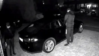 VIDEO Cum au furat hoții o Tesla Model S cu ajutorul unei tablete