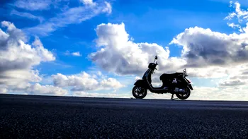 Prima Vespa electrică este gata de stradă, dar costă enorm