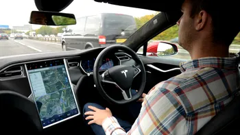 Tesla, păcălită din nou: cum au reușit doi cercetători să o facă să încalce viteza legală