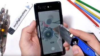 Cât de bine rezistă telefonul cu două ecrane al chinezilor