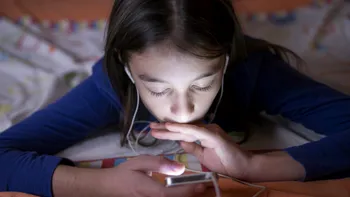 Cum schimbă timpul petrecut pe telefon creierul celor mici