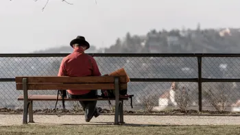 Vârstele la care oamenii se simt mai singuri ca oricând