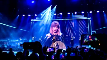 Taylor Swift face valuri pe Disney+: cel mai vândut album din 2020, online