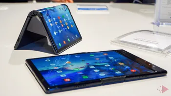 Primul telefon pliabil e dezamăgitor, inutil și o idee extrem de proastă